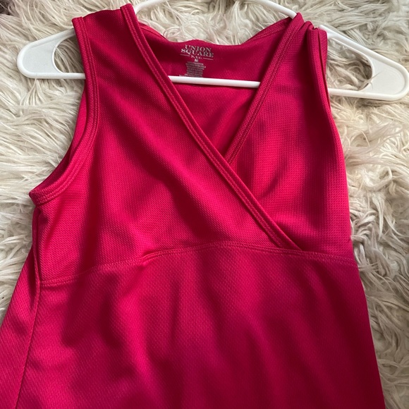 UNION SQUARE hot pink vneck tank top size medium GREAT CONDITION!! - Picture 2 of 7